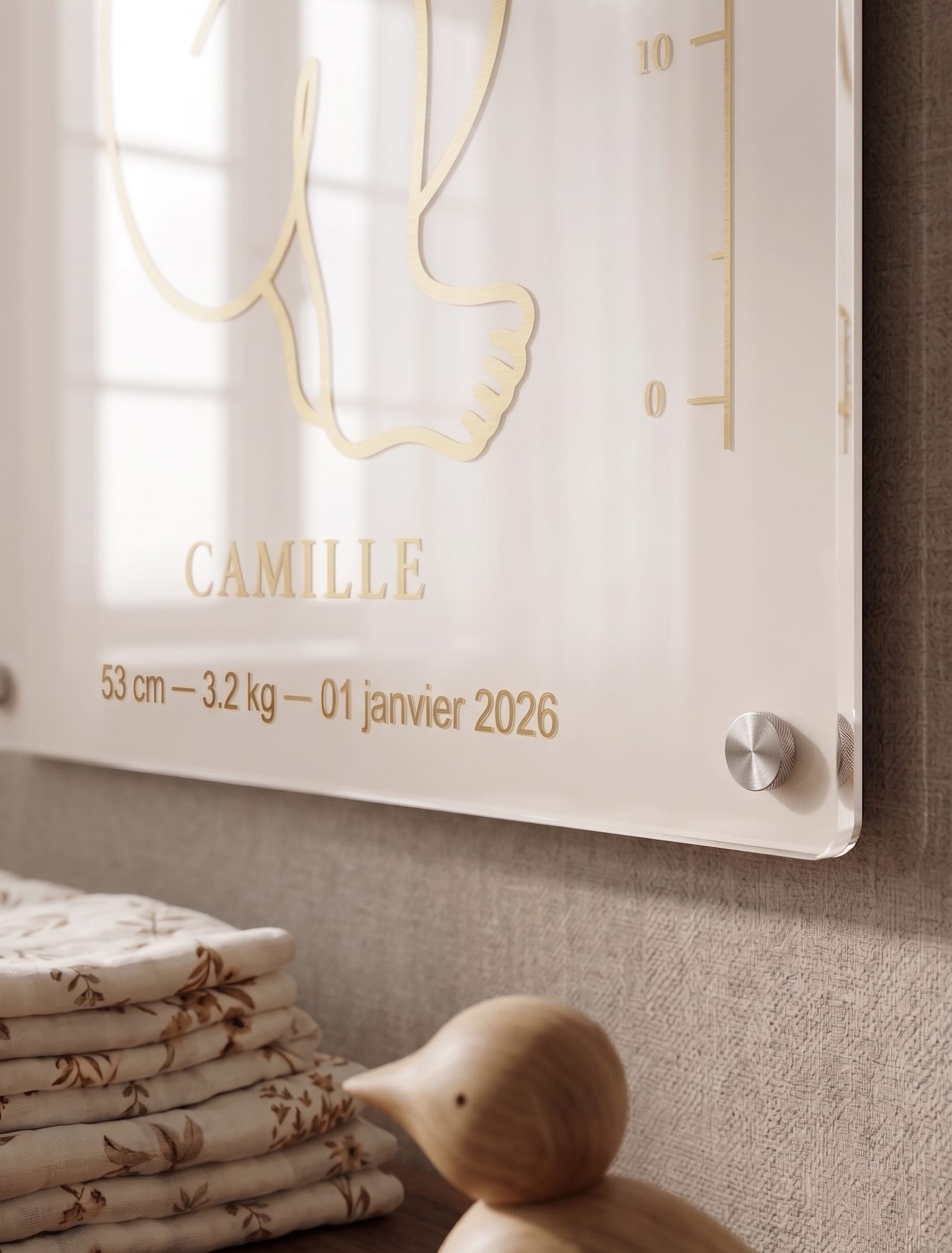 Graduation imprimée à l'échelle 1:1 sur une plaque de naissance en verre acrylique, avec le prénom et les mensurations du bébé